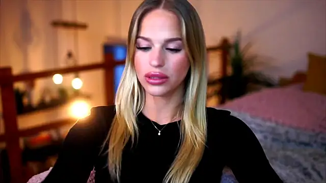 Emilyvanroessel online show from November 19, 5:35 pm