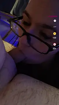 Snapshot of queenpeaches121 chatting on April 1, 11:24 pm queenpeaches121 online show from April 1, 11:24 pm