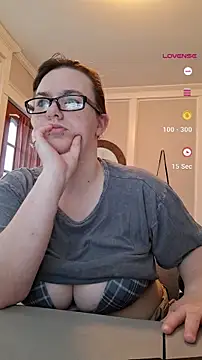 Snapshot of queenpeaches121 chatting on April 2, 11:30 am queenpeaches121 online show from April 2, 11:30 am
