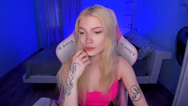 Snapshot of AnyaTaylor_ chatting on February 22, 2:45 am AnyaTaylor online show from February 22, 2:45 am