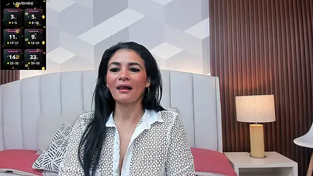 Snapshot of Mommy_Naughty chatting on February 17, 11:18 am Mommy Naughty online show from February 17, 11:18 am