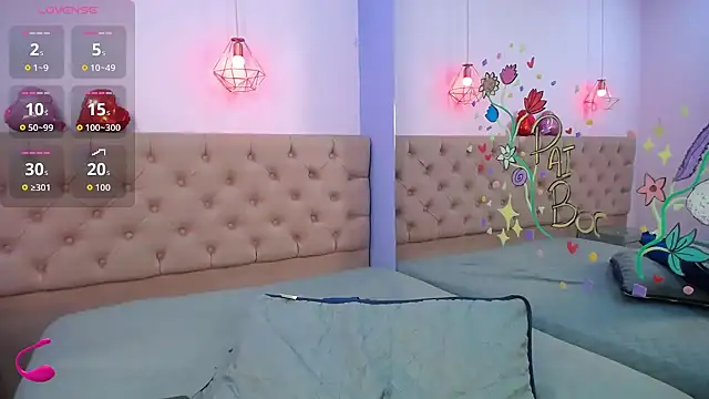Snapshot of tiiny_emilly chatting on October 1, 9:32 pm tiiny emilly online show from October 1, 9:32 pm