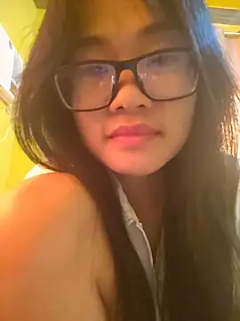 YayeeShow online show from November 5, 9:31 am