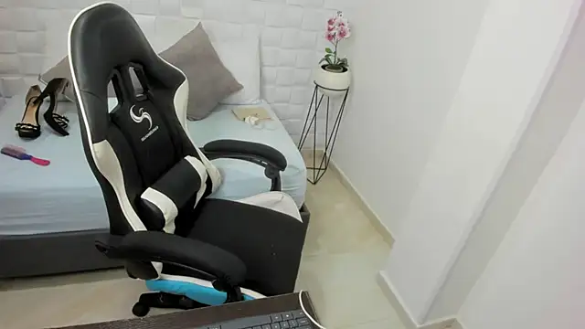 yulitza1025 online show from October 20, 12:16 pm