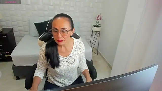 yulitza1025 online show from January 13, 1:16 pm