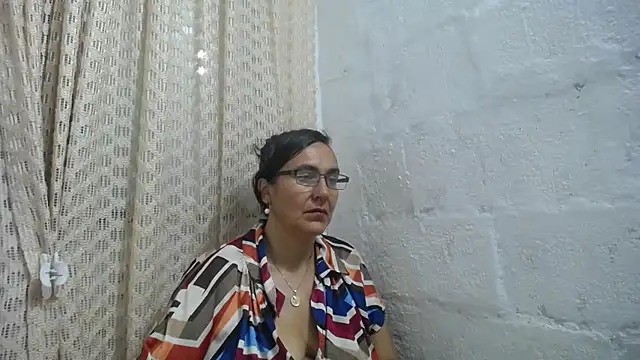 gabbyparker  online show from April 13, 9:37 am