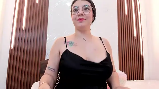 CarolinaMejia online show from December 3, 4:05 pm