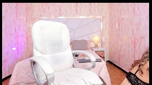 Snapshot of Emily_Whinfre chatting on September 25, 8:34 pm Emily Whinfre online show from September 25, 8:34 pm