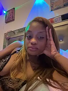 Snapshot of Angelbunnyy chatting on January 8, 7:10 am Angelbunnyy online show from January 8, 7:10 am