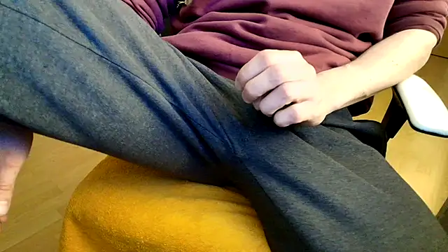 Snapshot of Breezydicksn chatting on April 9, 8:36 pm Breezydicksn online show from April 9, 8:36 pm