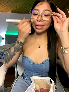 Maddy Piink online show from November 28, 9:06 pm