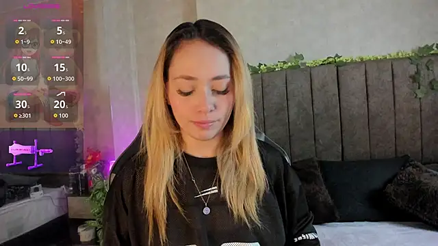 Snapshot of LanaMills_ chatting on February 4, 5:02 am LanaMills online show from February 4, 5:02 am