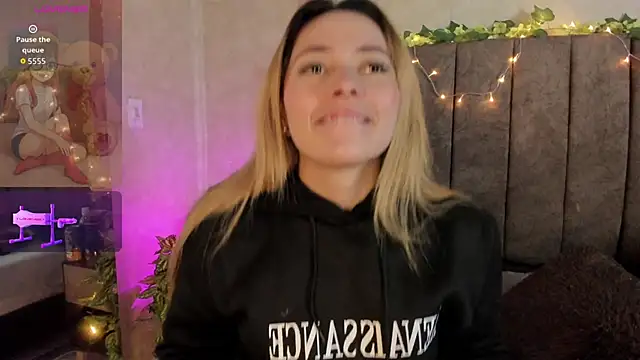 Snapshot of LanaMills_ chatting on February 8, 5:22 am LanaMills online show from February 8, 5:22 am