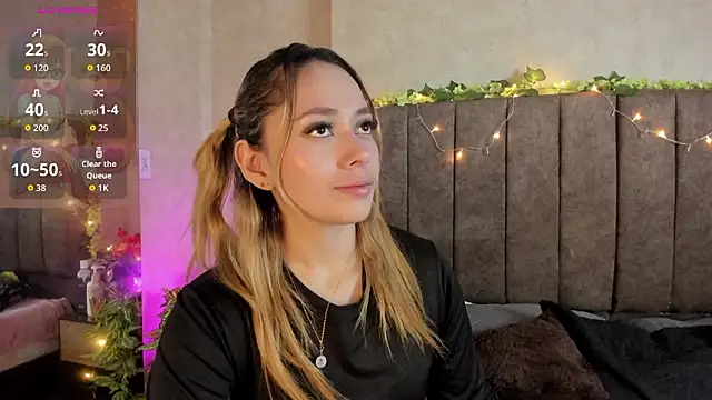 Snapshot of LanaMills_ chatting on February 10, 5:11 am LanaMills online show from February 10, 5:11 am