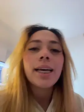 Snapshot of LanaMills_ chatting on February 17, 5:15 am LanaMills online show from February 17, 5:15 am