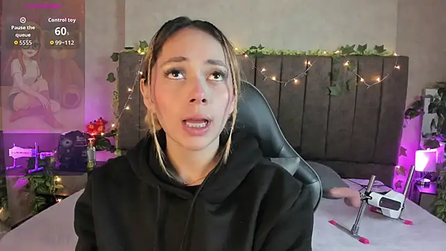 Snapshot of LanaMills_ chatting on February 19, 5:25 am LanaMills online show from February 19, 5:25 am