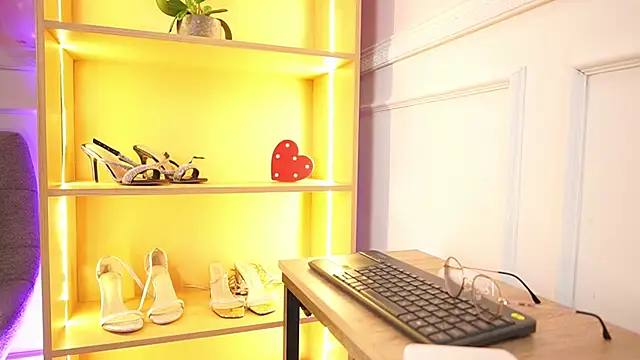 MilaCrave online show from February 14, 11:40 am