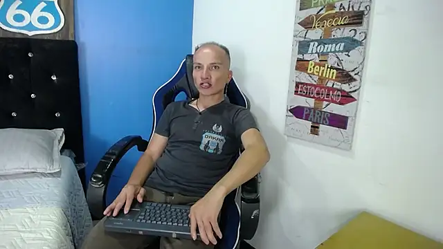 Snapshot of DaddyPoweer chatting on October 22, 10:53 pm DaddyPoweer online show from October 22, 10:53 pm