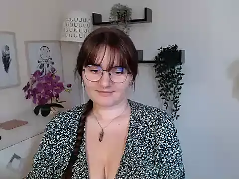 Snapshot of Julie_Diamond chatting on September 19, 12:39 pm Julie Diamond online show from September 19, 12:39 pm