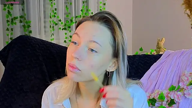 NyxaThorn online show from December 2, 2:45 pm