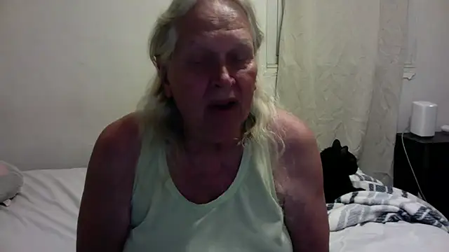 Snapshot of OldLadySara chatting on October 20, 12:33 am OldLadySara online show from October 20, 12:33 am