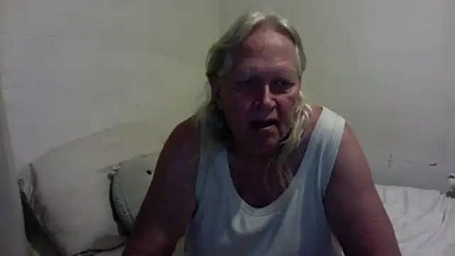 Snapshot of OldLadySara chatting on October 23, 1:38 am OldLadySara online show from October 23, 1:38 am