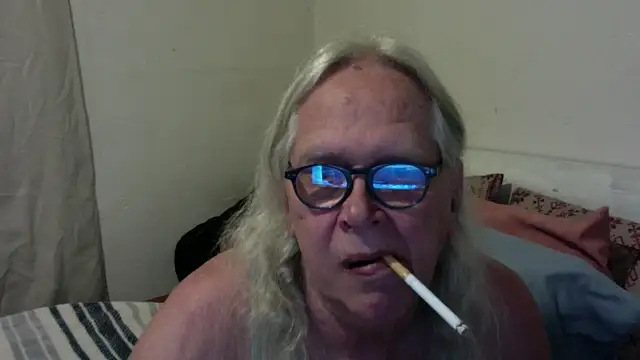 Snapshot of OldLadySara chatting on May 23, 3:23 am OldLadySara online show from May 23, 3:23 am