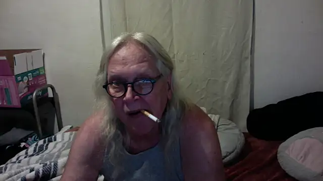 Snapshot of OldLadySara chatting on May 24, 12:37 am OldLadySara online show from May 24, 12:37 am