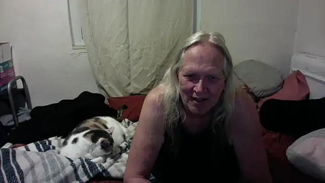 Snapshot of OldLadySara chatting on May 27, 11:29 am OldLadySara online show from May 27, 11:29 am