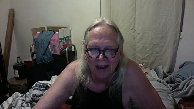 Snapshot of OldLadySara chatting on May 29, 6:33 am OldLadySara online show from May 29, 6:33 am