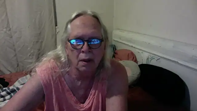 Snapshot of OldLadySara chatting on May 30, 2:08 am OldLadySara online show from May 30, 2:08 am