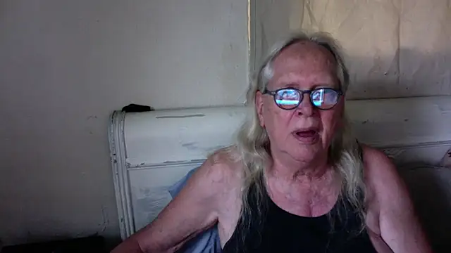 OldLadySara online show from July 18, 11:52 pm