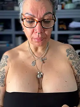 dieseldame1313 online show from March 19, 5:50 pm