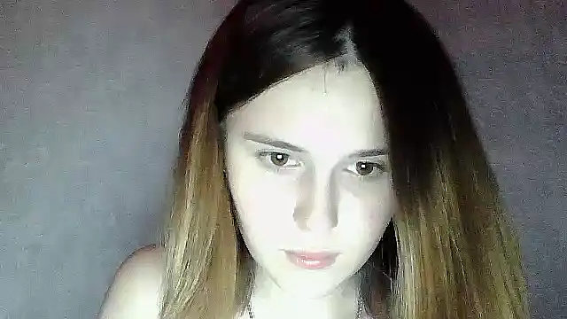 Snapshot of SweetLoraa chatting on October 19, 7:03 pm SweetLoraa online show from October 19, 7:03 pm