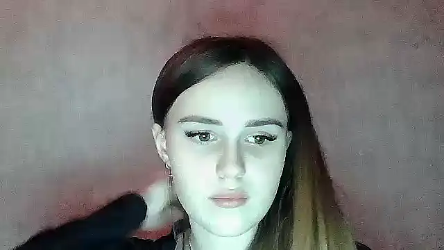 Snapshot of SweetLoraa chatting on December 22, 4:37 pm SweetLoraa online show from December 22, 4:37 pm