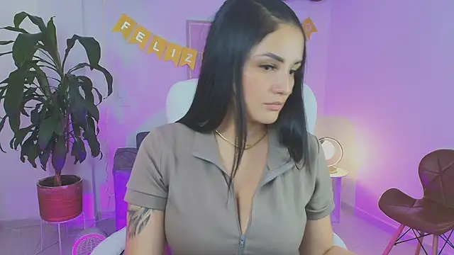 Snapshot of Julieta92_ chatting on April 28, 9:20 pm Julieta92 online show from April 28, 9:20 pm