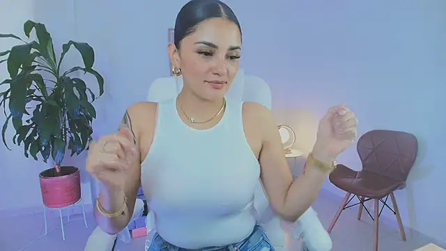 Snapshot of Julieta92_ chatting on May 8, 9:09 pm Julieta92 online show from May 8, 9:09 pm