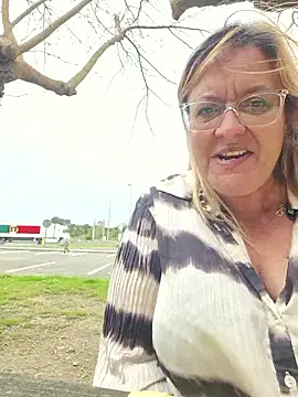 Misspapillon1840 online show from April 3, 1:31 pm