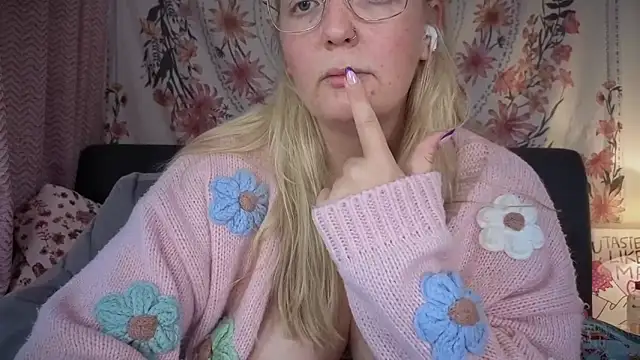 Snapshot of Daisyxoxo_ chatting on October 3, 8:33 am Daisyxoxo online show from October 3, 8:33 am