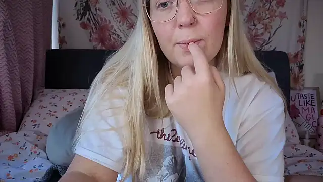 Snapshot of Daisyxoxo_ chatting on October 7, 8:33 am Daisyxoxo online show from October 7, 8:33 am