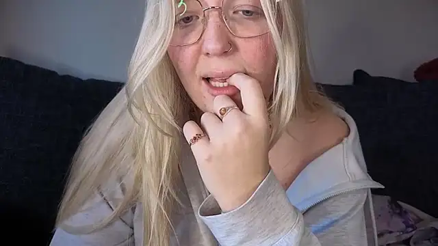 Daisyxoxo  online show from November 2, 10:17 am