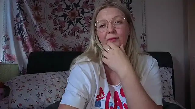Snapshot of Daisyxoxo_ chatting on June 27, 8:30 am Daisyxoxo online show from June 27, 8:30 am