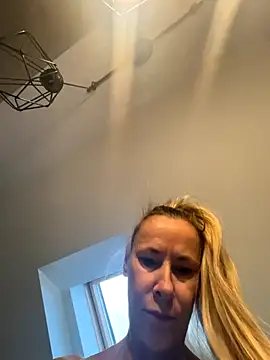 Snapshot of blondi2077 chatting on October 25, 1:29 pm blondi2077 online show from October 25, 1:29 pm