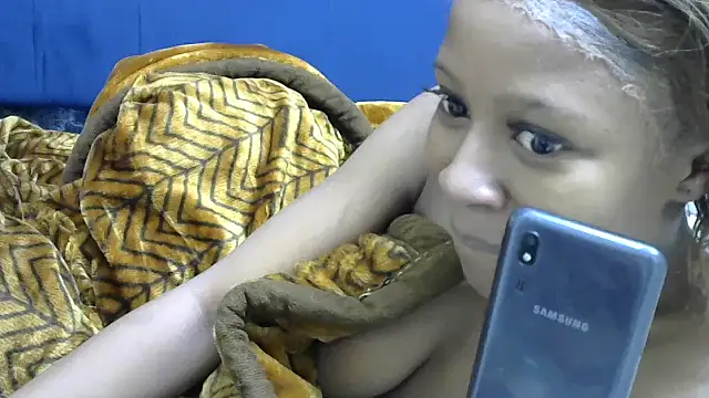 Snapshot of CURVYBABExxx chatting on September 19, 6:37 am CURVYBABExxx online show from September 19, 6:37 am