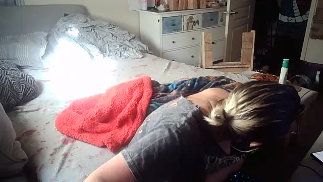 Snapshot of PremiumKitty chatting on February 13, 5:31 pm PremiumKitty online show from February 13, 5:31 pm