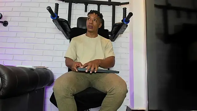 ItaloMoore online show from March 22, 11:46 am