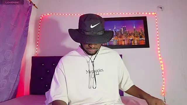 Snapshot of eebony_stallion chatting on April 22, 7:37 pm eebony stallion online show from April 22, 7:37 pm