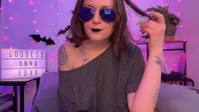 mistressannafoxx online show from December 15, 10:25 pm