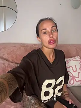 Rosieredxox online show from May 8, 12:21 pm