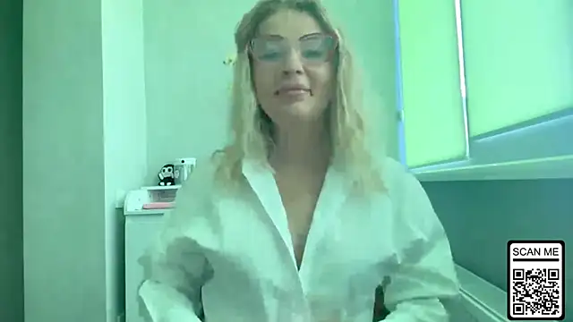 Snapshot of Blondie_xoxoxo chatting on July 12, 10:06 am Blondie xoxoxo online show from July 12, 10:06 am